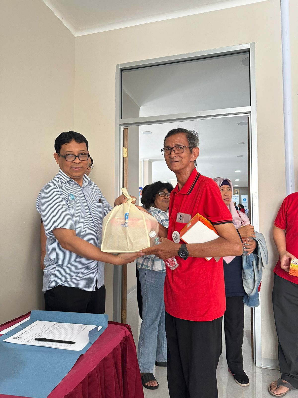 Edukasi kesehatan dan pemberian paket sembako